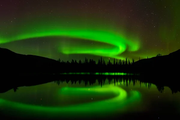 Aurora Borealis Weerspiegelen Meerwater Nachts — Stockfoto