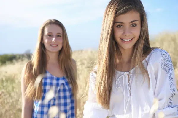 Teenage Girls Smiling Camera Field — Stock Photo, Image