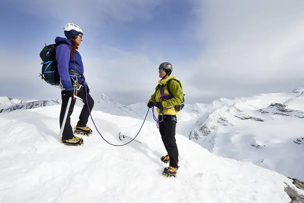 Alpinisti Sulla Cima Una Montagna Innevata Saas Fee Svizzera — Foto Stock