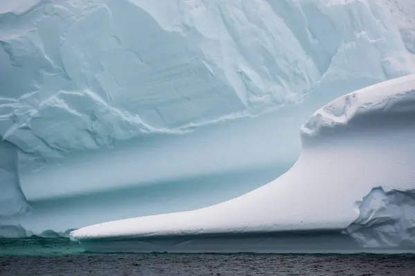 Lemaire Kanal Antarktika Icebergs Üzerinde Alçak Bulutlar — Stok fotoğraf