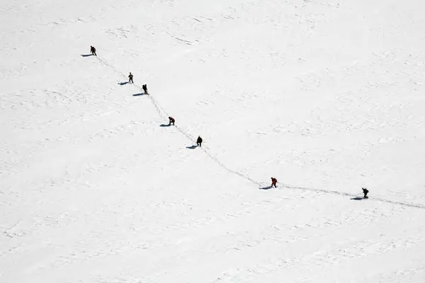 Vista Aérea Montanha Coberta Neve Com Grupo Distante Caminhantes — Fotografia de Stock