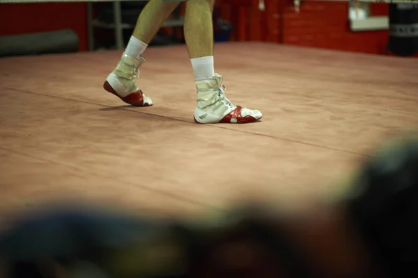 Jovem Exercitando Ginásio Boxe Usando Botas Boxe Seção Baixa — Fotografia de Stock