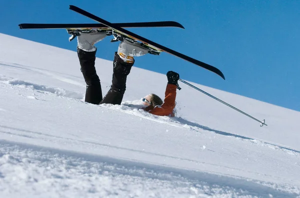 Esqui Caído Deitado Neve — Fotografia de Stock