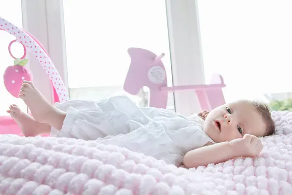 ベッドで横になっている女の赤ちゃん — ストック写真