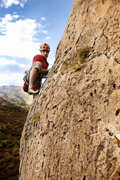 Uomo Arrampicata Falesia Giorno — Foto Stock