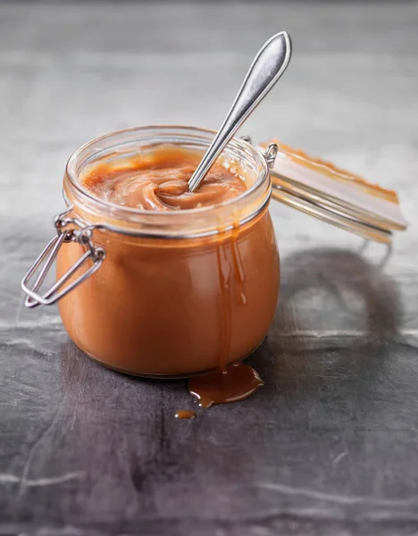 Pot of caramel sauce — Stock Photo, Image