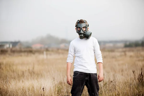 Junge Trägt Gasmaske Weizenfeld — Stockfoto