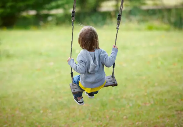 Barn Som Sitter Swing Bakgård — Stockfoto