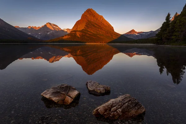 Vista Três Rochas Contra Lago Montanhas — Fotografia de Stock