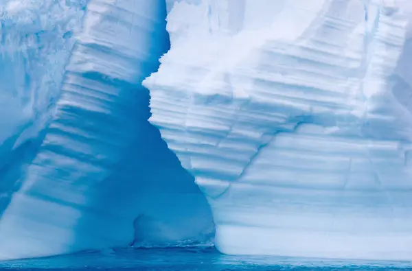 Güney okyanusta yüzen buz kütlesi buz — Stok fotoğraf