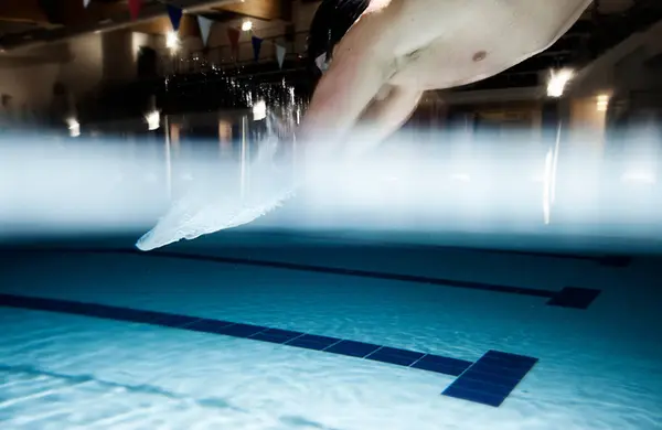 Hombre Deportivo Saltando Piscina — Foto de Stock