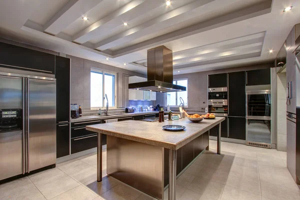 裕福な家で高級ハイテク スタイルのキッチンのインテリア — ストック写真