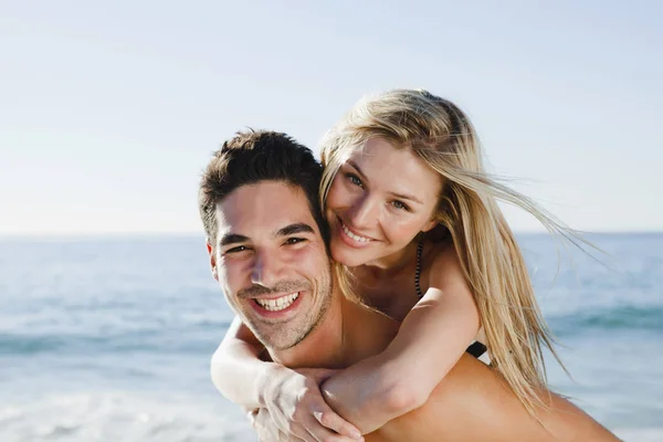 Man Carrying Girlfriend Beach — Stock Photo, Image