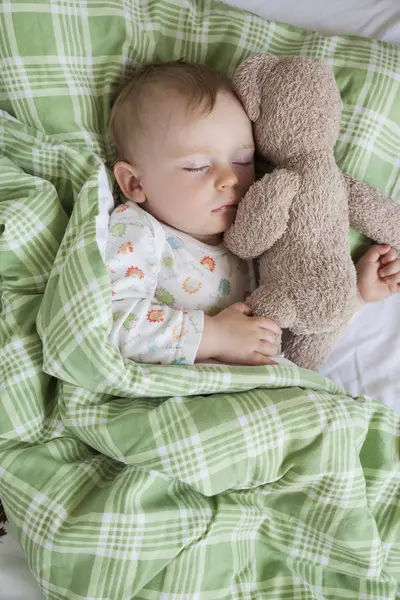 Bovenaanzicht Van Baby Jongen Slapen Bed Houden Teddy Beer — Stockfoto