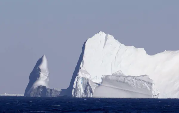 Iceberg dans l'océan Austral — Photo