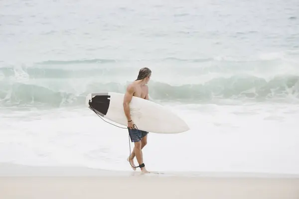 Surfista Australiano Con Tabla Surf Playa — Foto de Stock