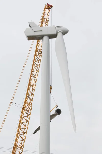 Alacsony Szög Kilátás Szél Turbina Vezetnének Sky — Stock Fotó