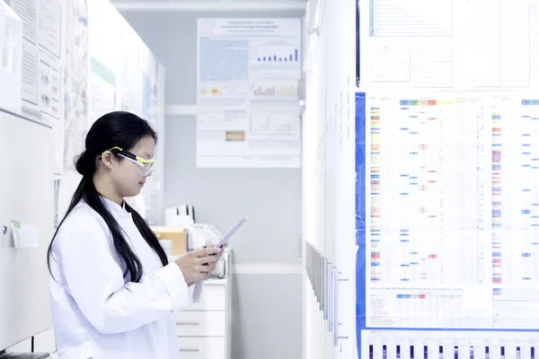 Female Scientist Looking Digital Tablet Laboratory — Stock Photo, Image