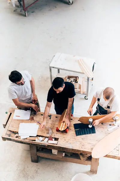 Uomini Che Lavorano Sugli Skateboard Laboratorio — Foto Stock