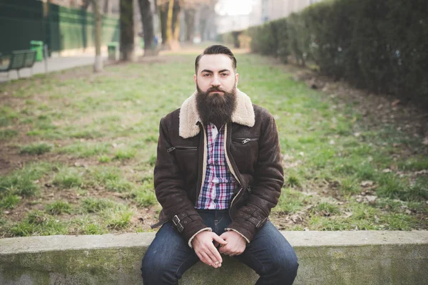 Молодой Бородатый Человек Парке — стоковое фото