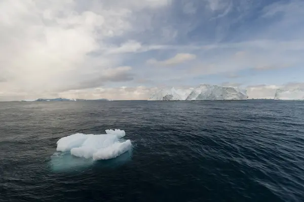 Icebergs a la luz del sol en Ilulissat icefjord —  Fotos de Stock