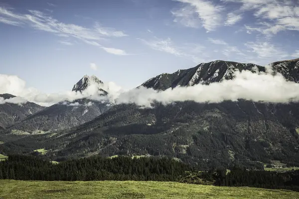 Paisaje de montañas y nubes bajas —  Fotos de Stock