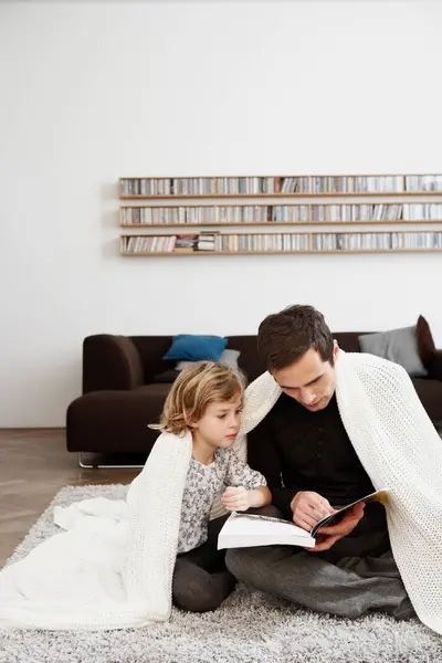 Father Daughter Blanket — Stock Photo, Image