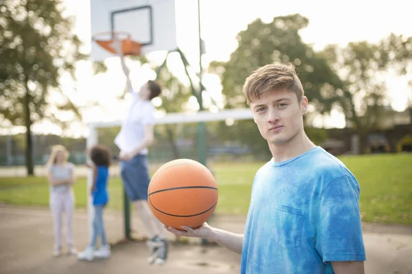 Portrét Mladého Mužského Basketbalisty Který Drží Basketbal — Stock fotografie