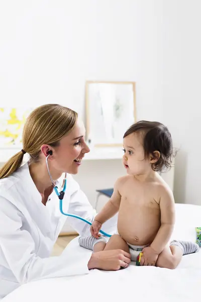 Pediatra Fazendo Avaliação Menino — Fotografia de Stock