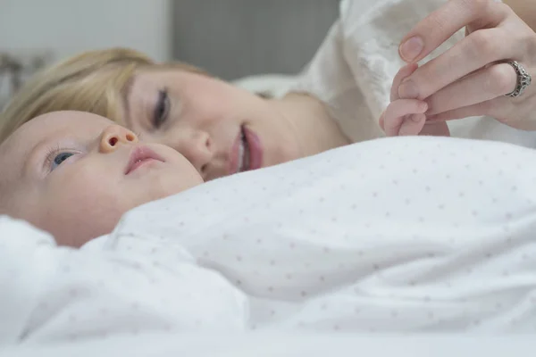 Mãe Deitada Com Bebê Menina Cama — Fotografia de Stock