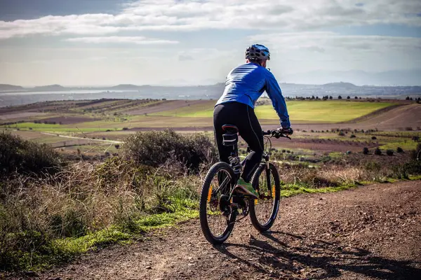 Masculino Mountain Biker Ciclismo Para Baixo Pista Terra Cagliari Sardenha — Fotografia de Stock