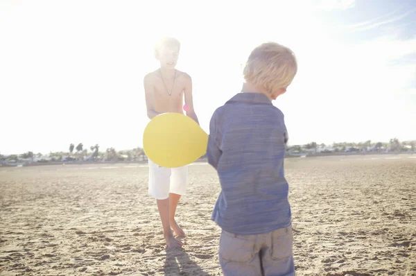 Männliches Kleinkind Und Bruder Spielen Schläger Und Ball Strand — Stockfoto