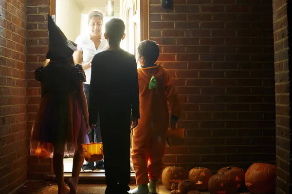 Vista Trasera Los Niños Que Usan Disfraces Halloween Truco Tratamiento —  Fotos de Stock
