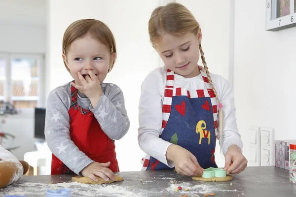 Girls Kitchen Counter Making Cookies Smiling — Stock Photo, Image