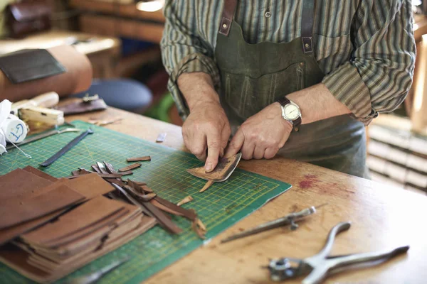Travailleur Masculin Atelier Cuir Contrôle Netteté Couteau Sur Cuir Section — Photo