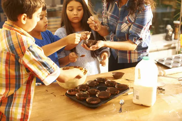 Mother Children Baking Kitchen Home — Stock Photo, Image