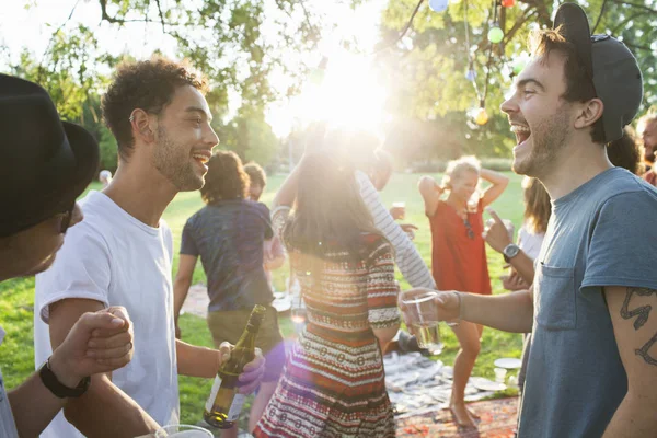 Grupo Amigos Adultos Charlando Fiesta Parque Atardecer — Foto de Stock