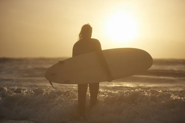 Silhouet Van Jonge Mannelijke Surfer Uitvoering Surfplank Zee Devon Engeland — Stockfoto