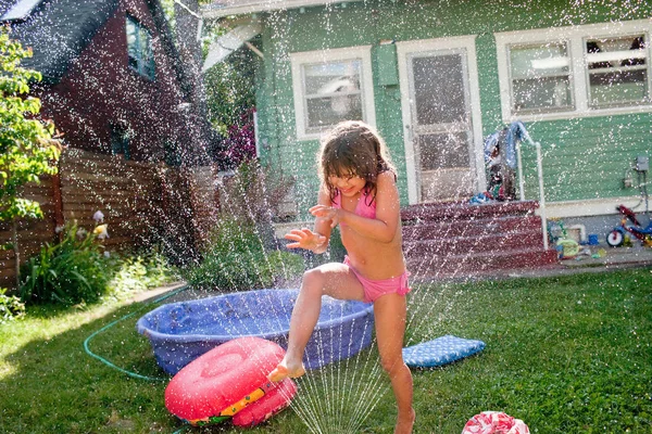 Tineri Fata Joc Gradina Sprinkler — Fotografie, imagine de stoc