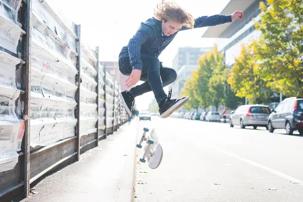 Młody Mężczyzna Miejskich Skater Robi Skok Deskorolka Drodze — Zdjęcie stockowe