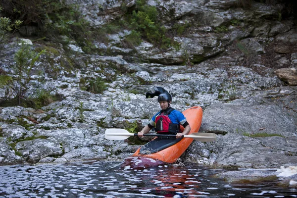 Střední Dospělý Muž Pohybující Kajak Okraje Vody Řeky — Stock fotografie