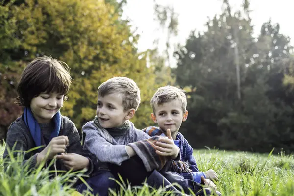 Tre Pojkar Som Sitter Tillsammans Fält Hösten — Stockfoto