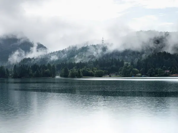 Niebla sobre montañas y lago todavía — Foto de Stock