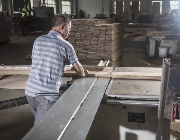 工場で木製の板に取り組む大工 江蘇省 — ストック写真