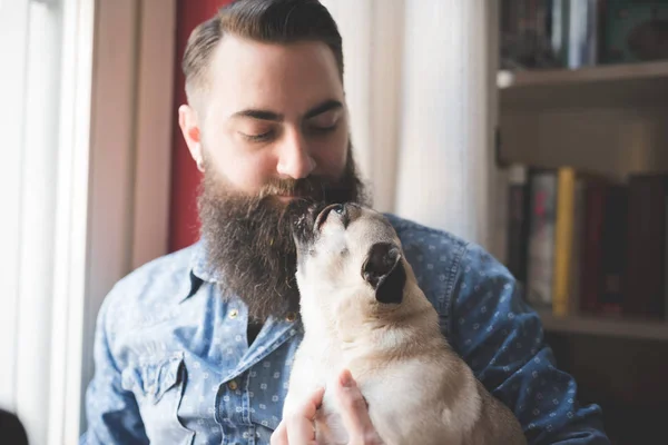 Молодий Бородатий Чоловік Носить Собаку Руках — стокове фото