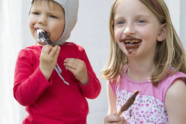 태어난 새끼와 여동생 초콜릿 아이스크림을 시끄럽게 — 스톡 사진