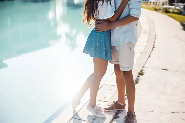 Vista Hacia Abajo Del Cuello Una Joven Pareja Abrazándose Piscina — Foto de Stock