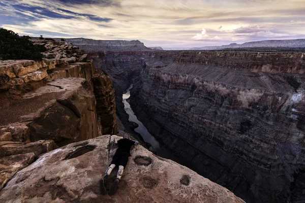 Homem Deitado Rocha Olhando Para Vista Torroweap Overlook Grand Canyon — Fotografia de Stock