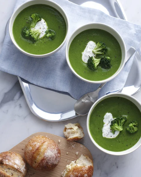 Stilleben Broccolisoppa Skålar Med Gräddfil — Stockfoto