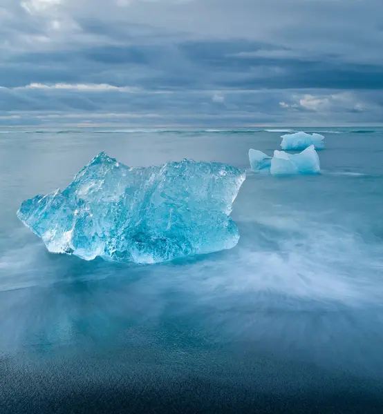 南アイスランドの氷河水に浮かんで氷山 — ストック写真